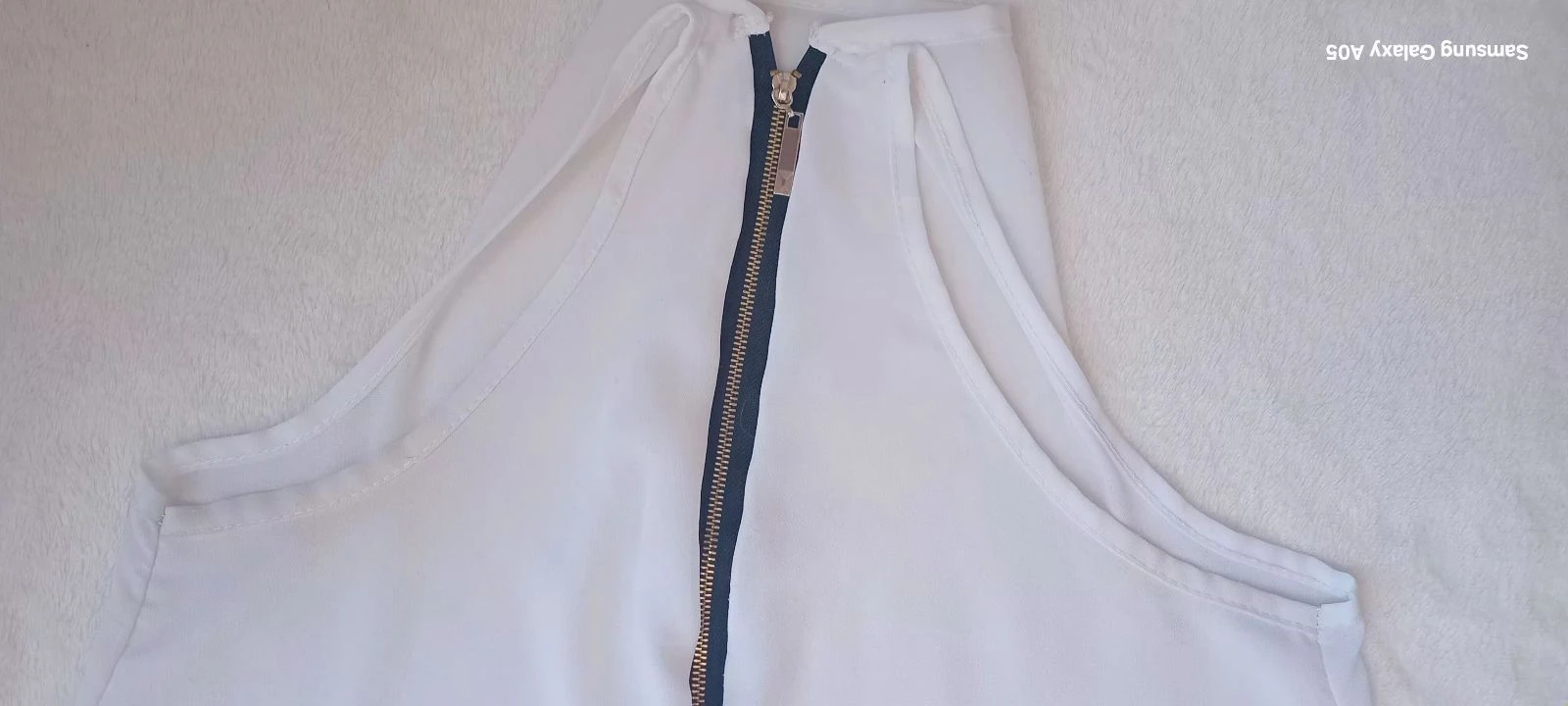Flowy white top T back zip - 3 ruffles - like new – photo 3